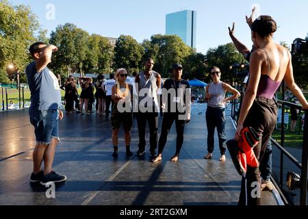 Sayat Nova Dance Company répète avec le Boston Landmarks Orchestra au Hatch Shell sur l'Esplanade à Boston Massachusetts Banque D'Images