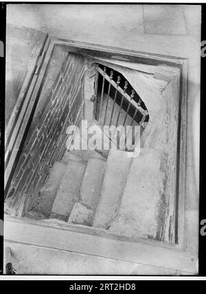 Cathédrale St Albans, St Albans, Hertfordshire, juillet 1958. Vue intérieure de l'église cathédrale, regardant à travers une trappe vers les marches menant à la tombe d'Humphrey, duc de Gloucester, avec une porte barrée au pied. Banque D'Images