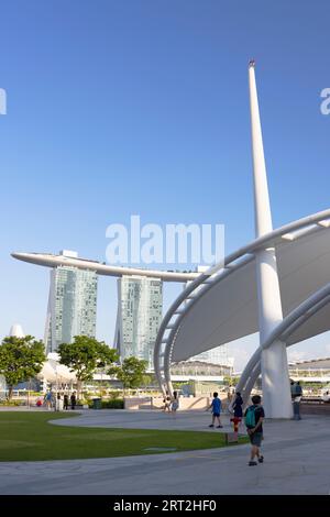 Esplanade Outdoor Theatre sur le front de mer et Marina Bay Sands Hotel, Singapour Banque D'Images