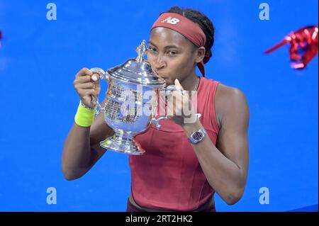 New York, États-Unis. 09 septembre 2023. L'américaine Coco Gauff embrasse le trophée après avoir remporté le titre féminin de l'US Open 2023 après avoir battu la biélorusse Aryna Sabalenka au USTA Billie Jean King National tennis Center, au Flushing Corona Park dans le Queens, NY, le 9 septembre 2023. (Photo d'Anthony Behar/Sipa USA) crédit : SIPA USA/Alamy Live News Banque D'Images