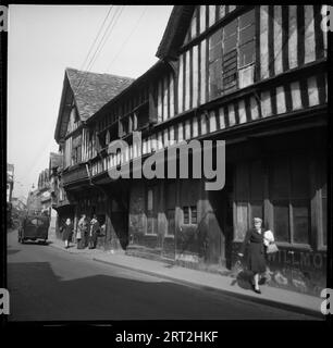 The Greyfriars, Friar Street, Worcester, Worcestershire, 1946. Le front des Greyfriars vu du sud-ouest à travers Friar Street. La maison est montrée avant d'être restaurée par les frères et sœurs Malcolm Matley Moore et (Florence) Elsie Matley Moore, qui ont vécu ici de la fin des années 1940 jusqu'à leur mort dans les années 1980 Banque D'Images