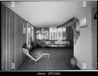 King's Mill, King's Mill Lane, Great Shelford, South Cambridgeshire, Cambridgeshire, 1957-1960. Vue intérieure de la salle de musique dans le moulin converti, maison de l'architecte Leslie Martin, regardant vers un gramophone en boîte avec un grand cor. Banque D'Images