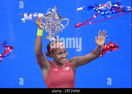 New York, États-Unis. 09 septembre 2023. L'américaine Coco Gauff détient le trophée après avoir remporté le titre féminin de l'US Open 2023 après avoir battu la biélorusse Aryna Sabalenka au USTA Billie Jean King National tennis Center, au Flushing Corona Park dans le Queens, NY, le 9 septembre 2023. (Photo d'Anthony Behar/Sipa USA) crédit : SIPA USA/Alamy Live News Banque D'Images