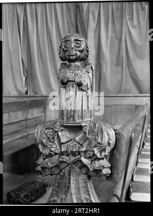 St Margaret's Church, Cley Next the Sea, North Norfolk, Norfolk, 1950-1960. Détail d'une figure en bois sculpté sur une extrémité de pew dans l'église. Banque D'Images