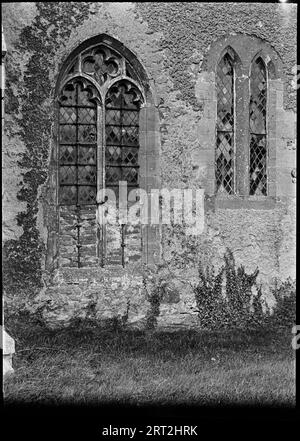 Détail des fenêtres d'une église probablement dans le Worcestershire, c1938. Un détail de fenêtres dans une église probablement dans le Worcestershire, montrant une fenêtre de tracerie partiellement briquée et une lancette appariée, toutes deux avec du vitrage au plomb. Les fenêtres de cette photographie ont déjà été identifiées comme étant à l'église St Nicholas à Earls Croome, mais les fenêtres ne semblent correspondre à aucune dans cette église. Banque D'Images