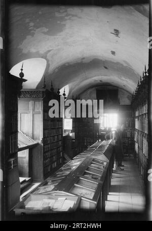 Cathédrale de Winchester, The Close, Winchester, Hampshire, 1920-1960. L'intérieur de la bibliothèque Morley de la cathédrale de Winchester. La bibliothèque Morley, nommée d'après l'évêque Morley, est une bibliothèque du 17e siècle accessible par un escalier dans le transept sud de la cathédrale de Winchester. Banque D'Images