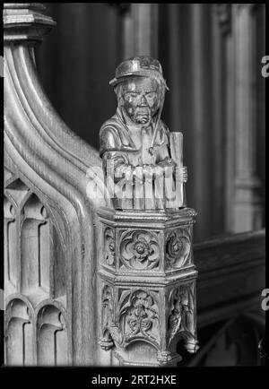 Cathédrale de Winchester, The Close, Winchester, Hampshire, 1947. Détail d'une figure rustique sculptée sur une extrémité de banc dans la chapelle Lady de l'église de la cathédrale. Banque D'Images