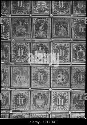 Cathédrale St Albans, St Albans, Hertfordshire, juillet 1958. Détail regardant vers le haut la décoration médiévale sur le plafond au-dessus du loft d'orgue de l'église cathédrale. Banque D'Images