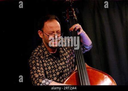 Jakob Cywinski, Marco Marconi Quartet, verdict Jazz Club, Brighton, East Sussex, 14 avril 2023. Banque D'Images