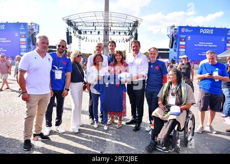 Sylvain Marconnet ancien ambassadeur de la coupe du monde de France de rugby pour le maire de Paris Frédéric Michalak ancien ambassadeur de la coupe du monde de France de rugby pour le maire de Paris Jeanne d'Hauteserre maire du 8e arrondissement de Paris Anne Hidalgo Maire de Paris Pierre Rabodan adjoint au maire Florian Grill Président de la Fédération française de Rugby Emmanuel Grégoire premier adjoint au maire de Paris lors de l'ouverture du Rugby Village 2023 sur la place de la Concorde à Paris pour le lancement de la coupe du monde, Paris, France le 8 septembre 2023. Photo de Karim ait Adjedjou/ABACAP Banque D'Images