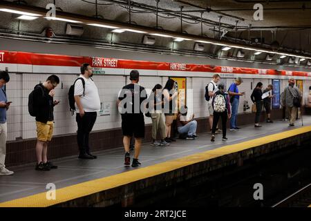 Plate-forme de métro des gens Red Line Park Street Boston Massachusetts Banque D'Images