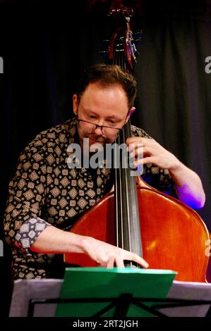 Jakob Cywinski, Marco Marconi Quartet, verdict Jazz Club, Brighton, East Sussex, 14 avril 2023. Banque D'Images