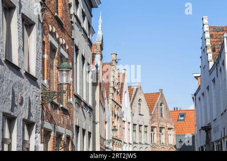 Une vue de vieux bâtiments le long d'une rue à Bruge, Belgique pendant la journée montrant le style ancien des bâtiments. Il y a de la place pour le texte dans le ciel. Banque D'Images