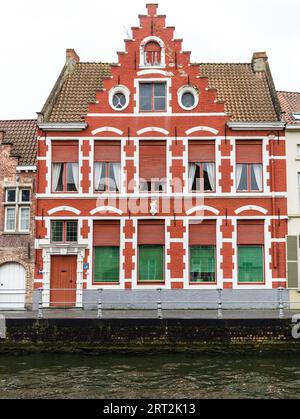 BRUGES, BELGIQUE - 20 FÉVRIER 2016 : vue des vieux bâtiments de Bruges le long des canaux pendant la journée. Montrant le style des bâtiments. Banque D'Images