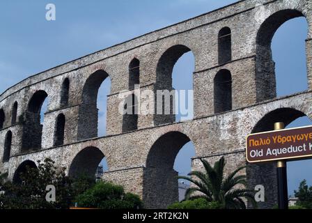 L'aqueduc d'aujourd'hui construit par les Ottomans au 16e siècle a remplacé les murs de barrière byzantins du 14e siècle et les murs romains encore plus anciens, Kavala, Grèce, 2003. Banque D'Images