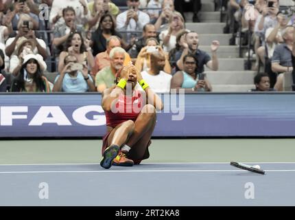 Flushing, Queens, NY, États-Unis. 9 septembre 2023. Coco Gauff (USA) célèbre sa victoire contre Aryna Sabalenka (BLR) 2-6, 6-3, 6-2, lors de la finale féminine de l'US Open disputée au Billie Jean King National tennis Center à Flushing, Queens, NY. © Grace Schultz/CSM/Alamy Live News Banque D'Images