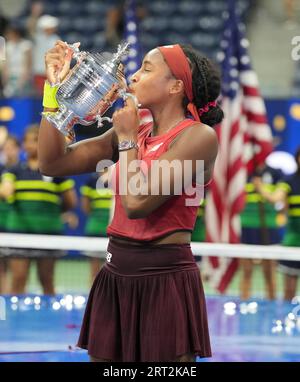 Flushing, Queens, NY, États-Unis. 9 septembre 2023. Coco Gauff (USA) célèbre sa victoire contre Aryna Sabalenka (BLR) 2-6, 6-3, 6-2, lors de la finale féminine de l'US Open disputée au Billie Jean King National tennis Center à Flushing, Queens, NY. © Grace Schultz/CSM/Alamy Live News Banque D'Images