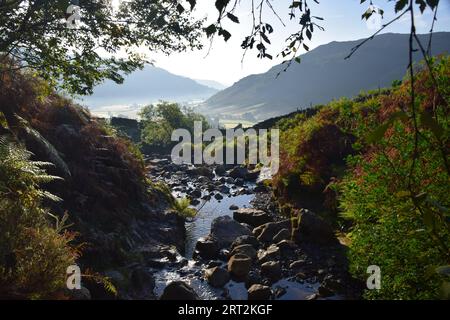 Superbes images de paysages le long de la route jusqu'à Stickle tarn dans le quartier des lacs anglais. Banque D'Images