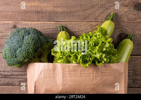 Légumes verts dans un sac à provisions en papier, vue de haut en bas, concept de vie durable Banque D'Images