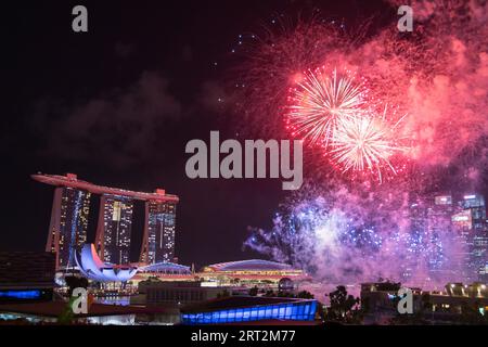 Feux d'artifice de la fête nationale au-dessus de l'hôtel Marina Bay Sands, Singapour Banque D'Images