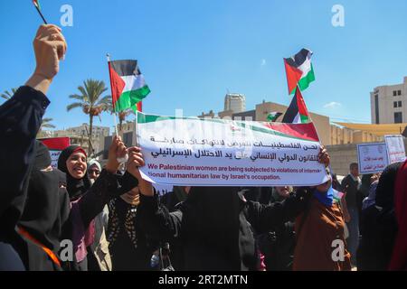 Gaza, Palestine. 10 septembre 2023. (INT) des femmes palestiniennes protestent contre les violations israéliennes contre les femmes à Hébron, devant ''l'UNESCO'' à Gaza.10 septembre 2023, Gaza, Palestine: les femmes palestiniennes protestent et condamnent ce qu’elles ont décrit comme une violation scandaleuse commise contre les femmes à Hébron, devant l’UNESCO, à Gaza, faisant référence à la fouille à nu forcée de cinq palestiniennes par des soldats israéliens lors d’un raid militaire sur Hébron en juillet. Crédit : Hashem Zimmo /Thenews2 (photo : Hashem Zimmo/Thenews2/Zumapress) (image de crédit : © Hashem Zimmo/TheNEWS2 via ZUMA Press W Banque D'Images