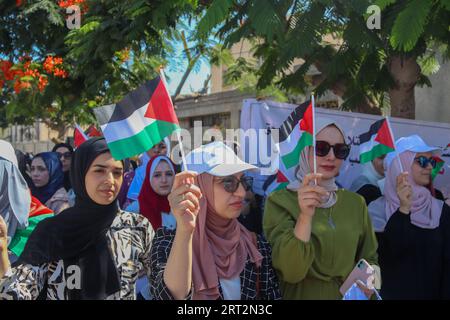 Gaza, Palestine. 10 septembre 2023. (INT) des femmes palestiniennes protestent contre les violations israéliennes contre les femmes à Hébron, devant ''l'UNESCO'' à Gaza.10 septembre 2023, Gaza, Palestine: les femmes palestiniennes protestent et condamnent ce qu’elles ont décrit comme une violation scandaleuse commise contre les femmes à Hébron, devant l’UNESCO, à Gaza, faisant référence à la fouille à nu forcée de cinq palestiniennes par des soldats israéliens lors d’un raid militaire sur Hébron en juillet. Crédit : Hashem Zimmo /Thenews2 (photo : Hashem Zimmo/Thenews2/Zumapress) (image de crédit : © Hashem Zimmo/TheNEWS2 via ZUMA Press W Banque D'Images