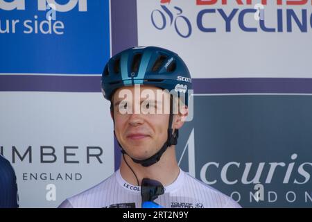 Tour of Britain cycliste étape 5 à Felixstowe 2023. Casper Van Uden du Team DSM-Firmenich porte le maillot du meilleur jeune coureur pour la course. Banque D'Images