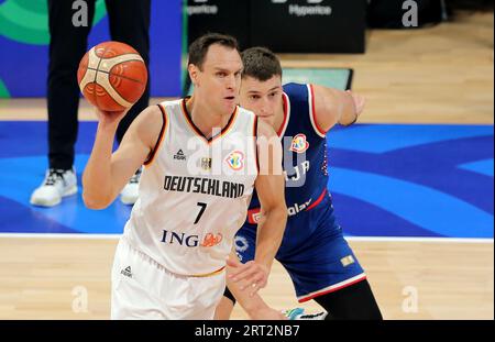 Pasay, Indonésie. 10 septembre 2023. Basket-ball, coupe du monde, Serbie - Allemagne, Knockout round, finale, l'Allemand Johannes Voigtmann (l) passe le ballon. Crédit : Matthias Stickel/dpa/Alamy Live News Banque D'Images