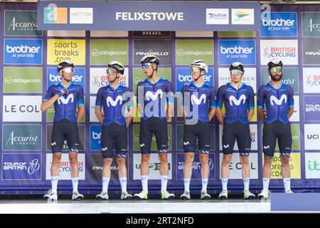 Tour of Britain cycliste étape 5 à Felixstowe 2023. L'équipe Movistar sur le podium est présentée à la foule avant la course. Banque D'Images