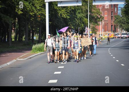 La Haye, pays-Bas, 10 septembre 2023. Les militants de la rébellion de l'extinction ont protesté en bloquant à nouveau l'autoroute A12. Un canon à eau a été utilisé et la police a enlevé et arrêté des centaines de personnes.les manifestants veulent revenir tous les jours pour bloquer la route.Credit:Pmvfoto/Alamy Live News Banque D'Images