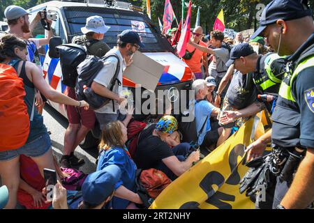 La Haye, pays-Bas, 10 septembre 2023. Les militants de la rébellion de l'extinction ont protesté en bloquant à nouveau l'autoroute A12. Un canon à eau a été utilisé et la police a enlevé et arrêté des centaines de personnes.les manifestants veulent revenir tous les jours pour bloquer la route.Credit:Pmvfoto/Alamy Live News Banque D'Images