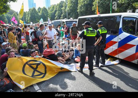 La Haye, pays-Bas, 10 septembre 2023. Les militants de la rébellion de l'extinction ont protesté en bloquant à nouveau l'autoroute A12. Un canon à eau a été utilisé et la police a enlevé et arrêté des centaines de personnes.les manifestants veulent revenir tous les jours pour bloquer la route.Credit:Pmvfoto/Alamy Live News Banque D'Images