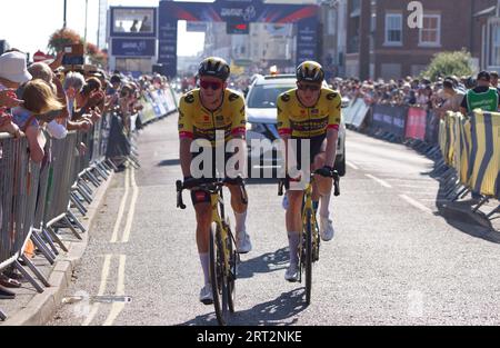 Tour of Britain cycliste étape 5 à Felixstowe 2023. Edoardo Affini et Nathan Van Hooydonck de l'équipe Jumbo-Visma terminent la course ensemble. Banque D'Images