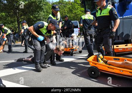 La Haye, pays-Bas, 10 septembre 2023. Les militants de la rébellion de l'extinction ont protesté en bloquant à nouveau l'autoroute A12. Un canon à eau a été utilisé et la police a enlevé et arrêté des centaines de personnes.les manifestants veulent revenir tous les jours pour bloquer la route.Credit:Pmvfoto/Alamy Live News Banque D'Images