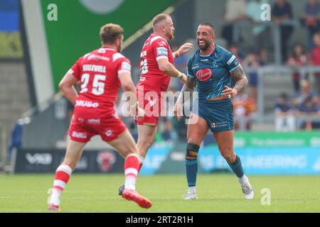 Eccles, Royaume-Uni. 10 septembre 2023. Paul Vaughan #10 de Warrington Wolves rit avec Brad Singleton #38 de Salford Red Devils lors du match Betfred Super League Round 25 Salford Red Devils vs Warrington Wolves au stade AJ Bell, Eccles, Royaume-Uni, 10 septembre 2023 (photo de Gareth Evans/News Images) à Eccles, Royaume-Uni le 9/10/2023. (Photo Gareth Evans/News Images/Sipa USA) crédit : SIPA USA/Alamy Live News Banque D'Images