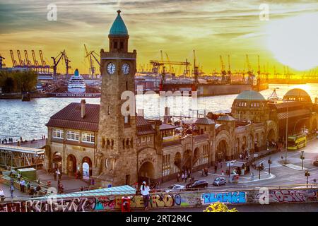 Coucher de soleil au Landungsbruecken à Hambourg, Allemagne. Coucher de soleil sur le St. Pauli Piers ou Landungsbruecken dans le port de Hambourg, Allemagne Banque D'Images