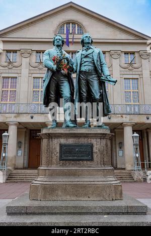 Monument Goethe-Schiller sur la place du Théâtre en face du Théâtre national allemand à Weimar, Thuringe, Allemagne Banque D'Images