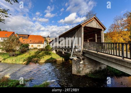 Pont couvert en bois sur l'ILM à Buchfart, Thuringe, Allemagne Banque D'Images