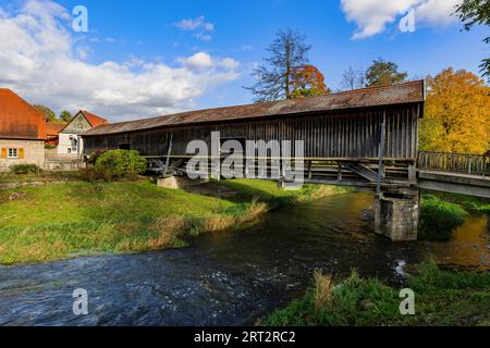 Pont couvert en bois sur l'ILM à Buchfart, Thuringe, Allemagne Banque D'Images