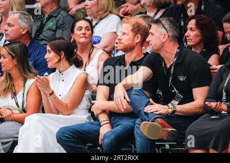 Düsseldorf, Allemagne. 10 septembre 2023. Prince Harry, le duc de Sussex regarde Nouvelle-Zélande v Canada dans le rugby en fauteuil roulant et discute avec les invités et les spectateurs. Les Jeux Invictus 2023 jour 1 de compétitions. La devise des Jeux Invictus Düsseldorf est « Une maison pour le respect », qui caractérise l'esprit des jeux. 21 nations participent aux jeux cette année. Crédit : Imageplotter/Alamy Live News Banque D'Images