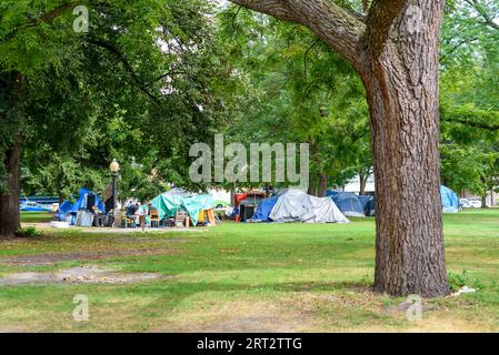 Toronto, Canada, un campement de sans-abri dans le parc public Allan Gardens. Banque D'Images