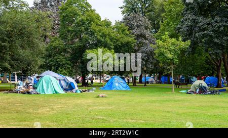 Toronto, Canada, un campement de sans-abri dans le parc public Allan Gardens. Banque D'Images