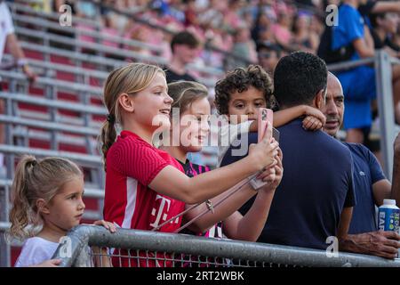 Utrecht, pays-Bas. 10 septembre 2023. UTRECHT, PAYS-BAS - 10 SEPTEMBRE : fans du FC Utrecht lors du match néerlandais Azerion Vrouwen Eredivisie entre le FC Utrecht et Feyenoord au Stadion Galgenwaard le 10 septembre 2023 à Utrecht, pays-Bas. (Photo de Gabriel Calvino Alonso/Orange Pictures) crédit : Orange pics BV/Alamy Live News Banque D'Images