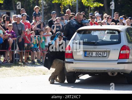 Berlin, Allemagne. 10 septembre 2023. Les gardes du corps de la LKA montrent leurs compétences lors de la journée portes ouvertes de la police de Berlin. Crédit : Paul Zinken/dpa/Alamy Live News Banque D'Images