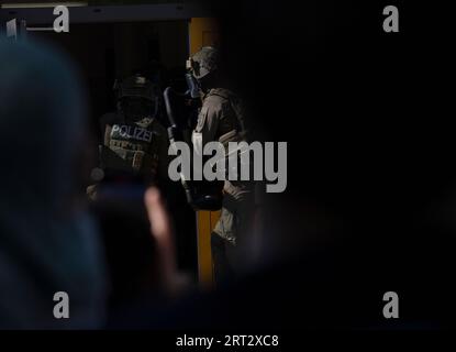 Berlin, Allemagne. 10 septembre 2023. Les membres de la police de Berlin SEK démontrent leurs compétences lors de la journée portes ouvertes de la police de Berlin. Crédit : Paul Zinken/dpa/Alamy Live News Banque D'Images