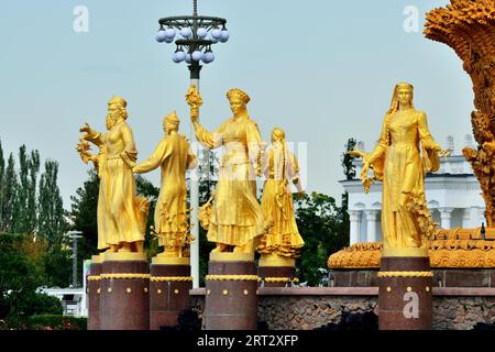 Moscou, Russie, 12 août 2019 : l'amitié des peuples, l'amitié des nations, fontaine avec des statues d'or à VDNKh à Moscou. Entièrement russe Banque D'Images