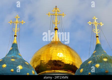 Sergiev Posad, région de Moscou, Russie, 15 août 2019 : Trinity-Sergiev Lavra, le monastère russe le plus important, les dômes de la cathédrale de l'Assomption Banque D'Images