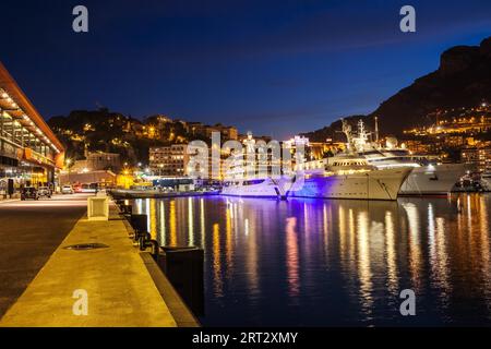 Principauté de Monaco la nuit, des yachts de luxe à Port Hercules waterfront Banque D'Images