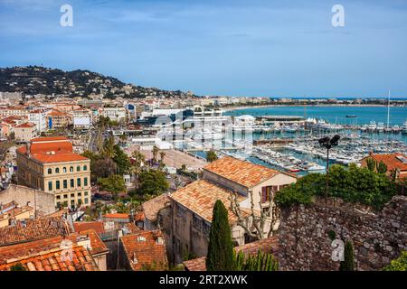 Ville de Cannes en France, en vue de le Vieux Port sur la côte d'Azur par la Mer Méditerranée Banque D'Images