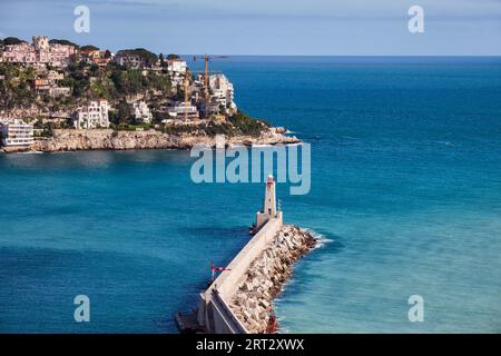 Ville de Nice en France, jetée sur la mer Méditerranée avec phare Phare de Nice sur la Côte d'Azur, vue de dessus Banque D'Images